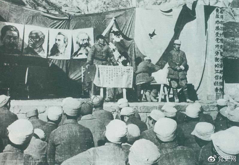 1942年11月,朱德在延安军事成人影片
第一期学员毕业典礼上讲话,勉励大家发扬党的实事求是、密切联系群众的优良传统。